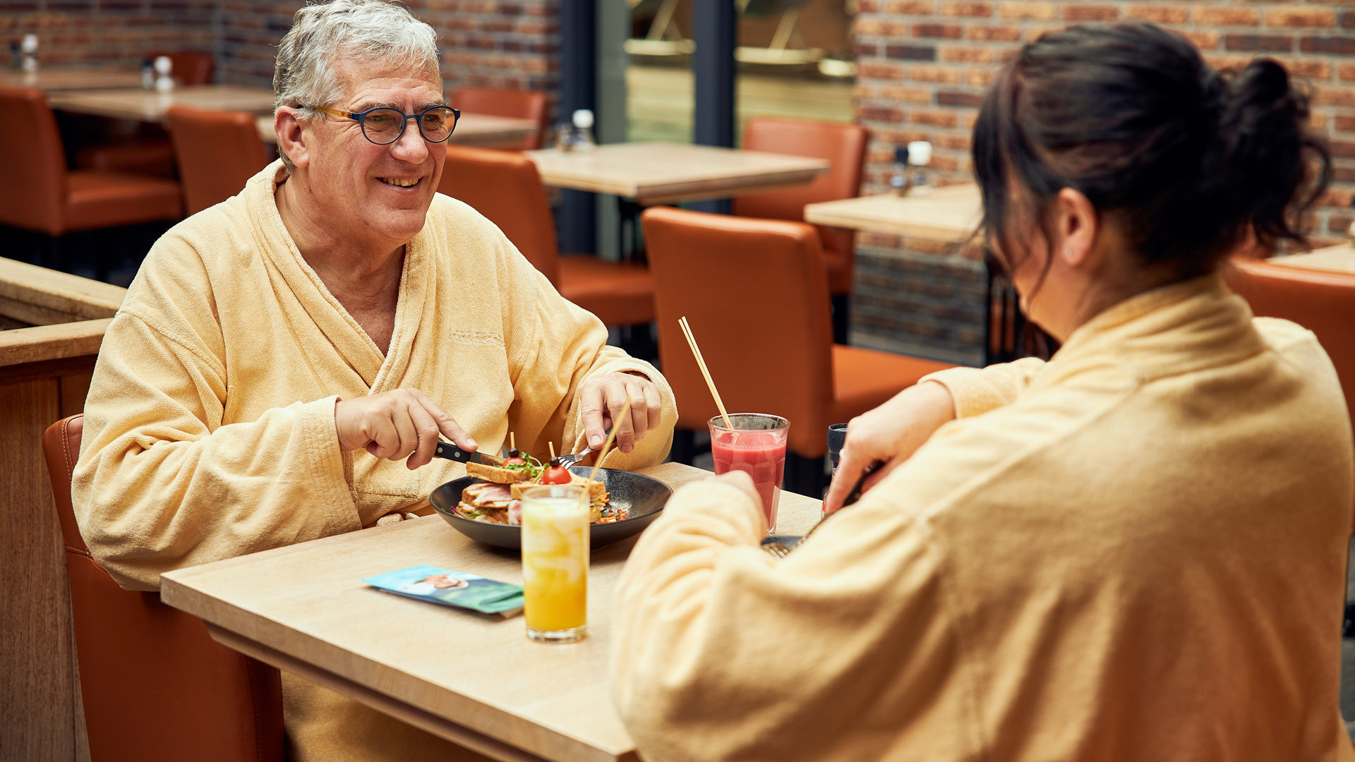 Een koppel zit heerlijke te lunchen