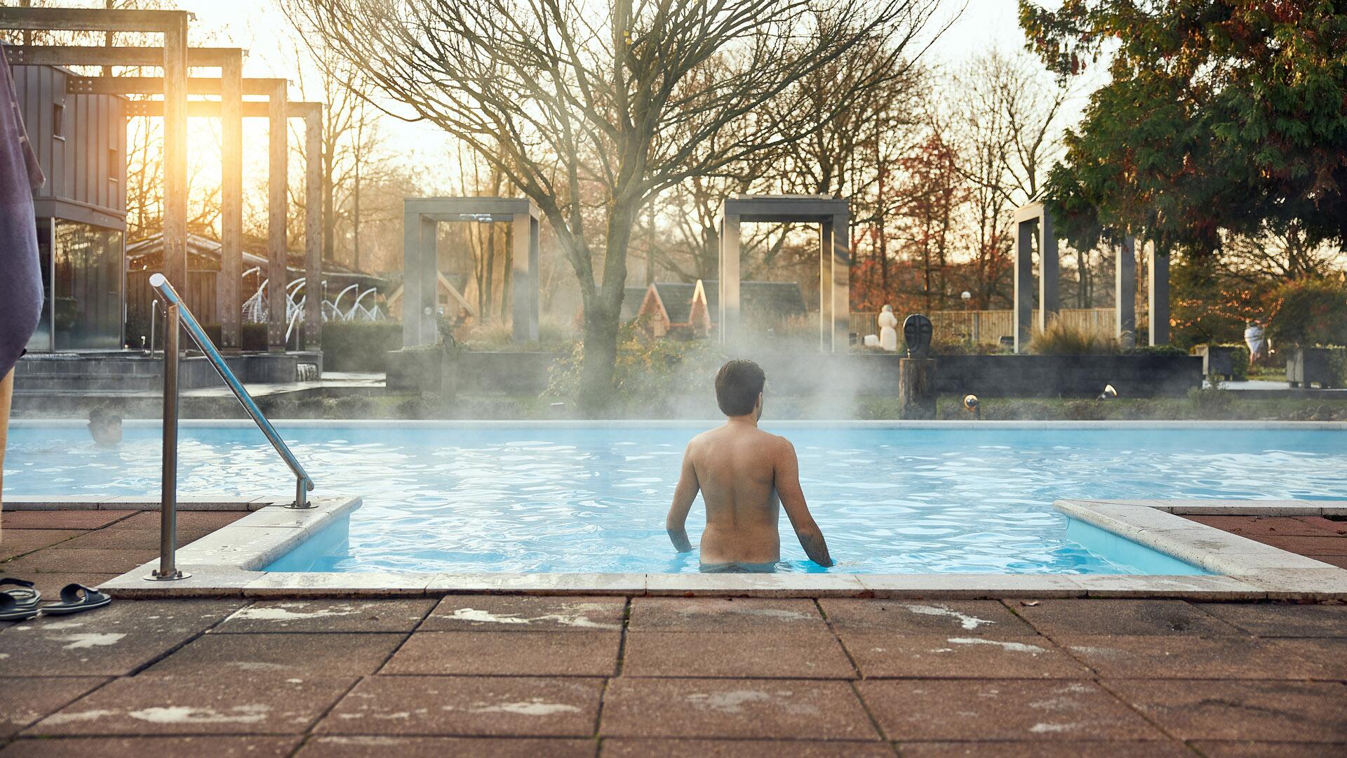 Man gaat het buitenbad in